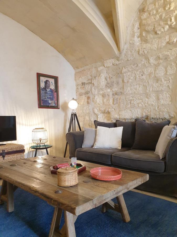 Apartment Rental-cote Forum. Arles
