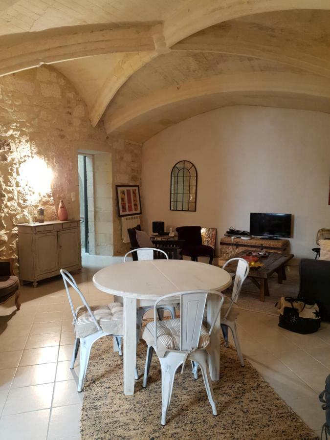 Apartment Rental-cote Forum. Arles