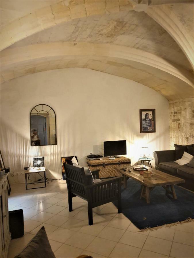 Apartment Rental-cote Forum. Arles